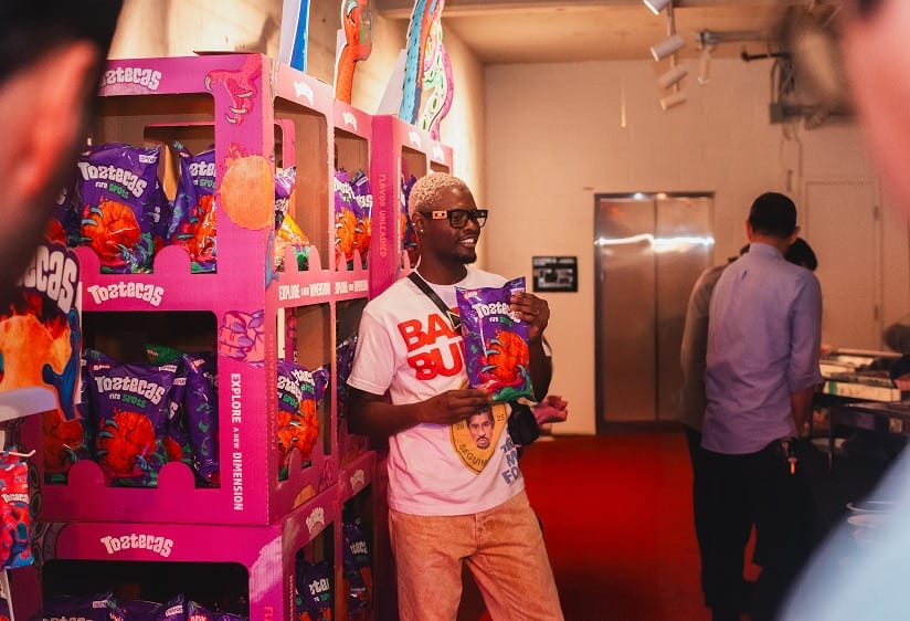 El expositor de producto del evento, con el material de marca