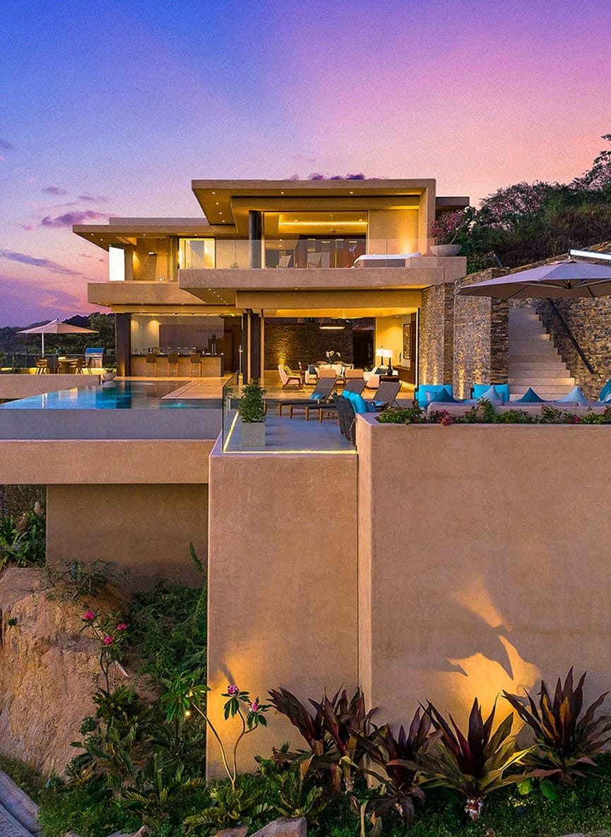 Casa de lujo con piscina, iluminada al atardecer
