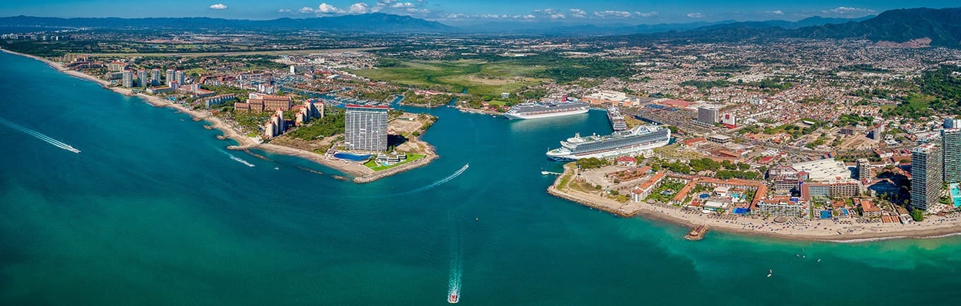 Vista aérea de la costa con la marina y la ciudad al fondo