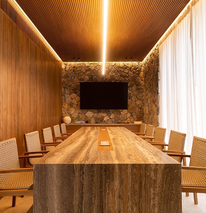 Sala de juntas revestida en madera y piedra