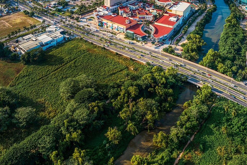 Vista aérea de un desarrollo urbano junto al río